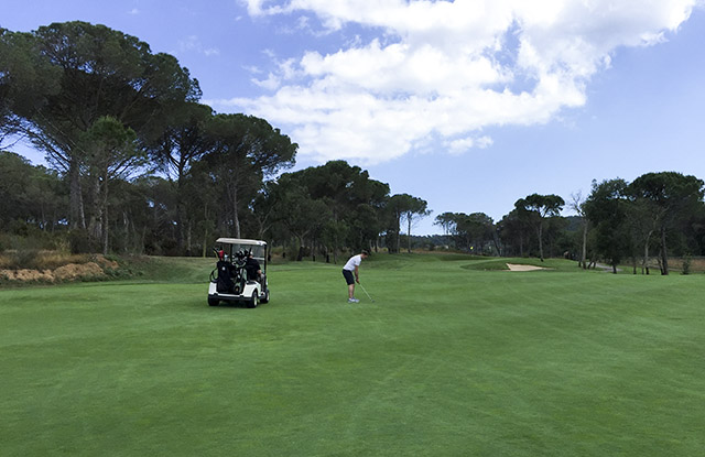 Tré og vatnstorfærur í stóru hlutverki. Sjáið þessa flottu eyjaholu á Costa Brava golf club. Tré og vatnstorfærur í stóru hlutverki. Sjáið þessa flottu eyjaholu á Costa Brava golf club.