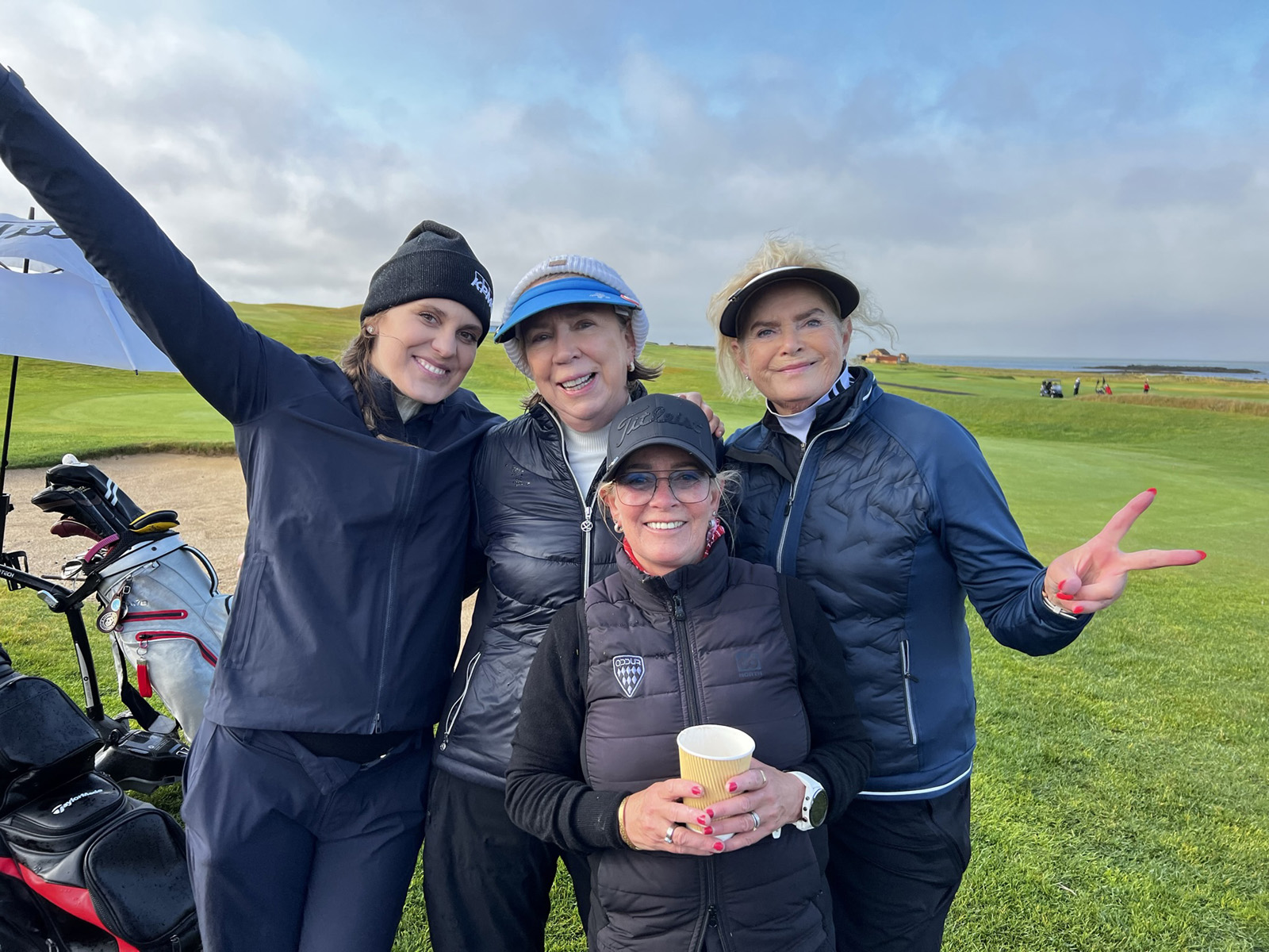 Þrjátíu konur á golfmóti FKA í Leirunni