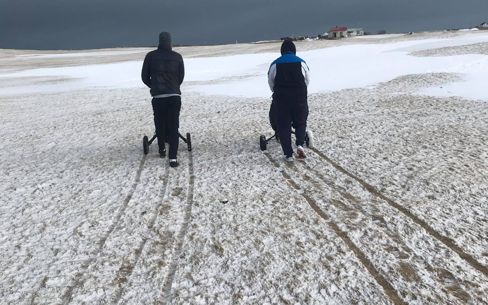 Biðröð á Kirkjubólsvöll í Sandgerði - nokkrir vellir opnir