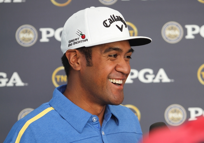 Tony Finau mætti heim til aðdáanda með blóm og súkkulaði