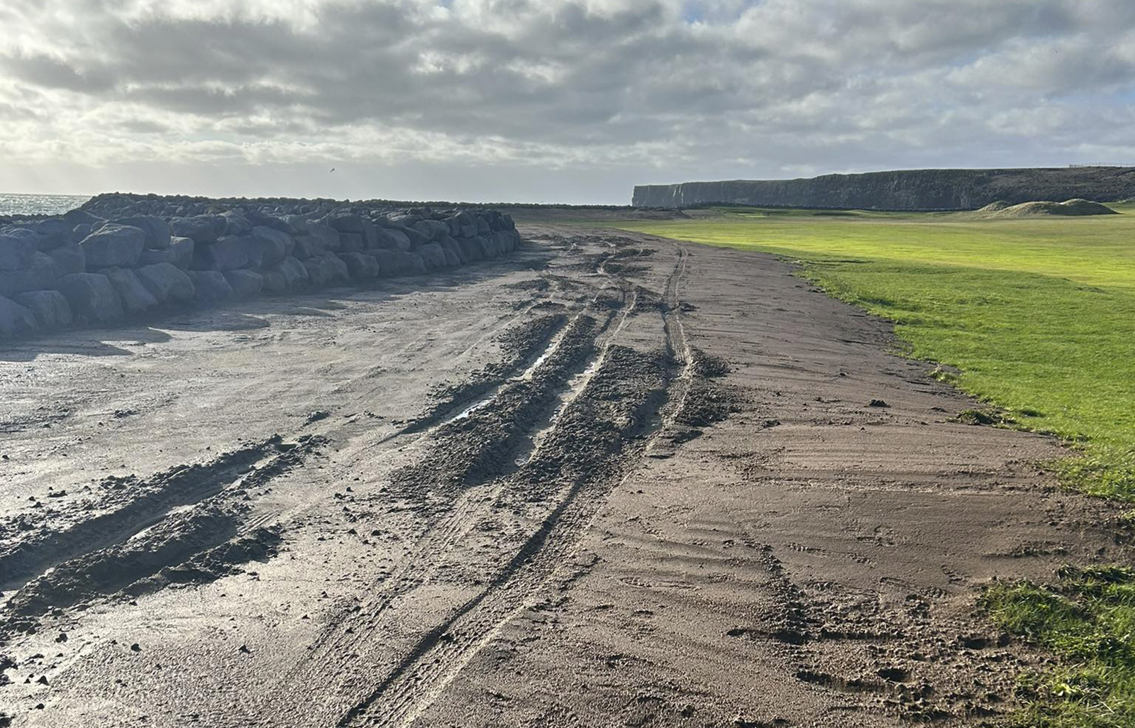 Skemmdir unnar á Hólmsvelli í Leiru