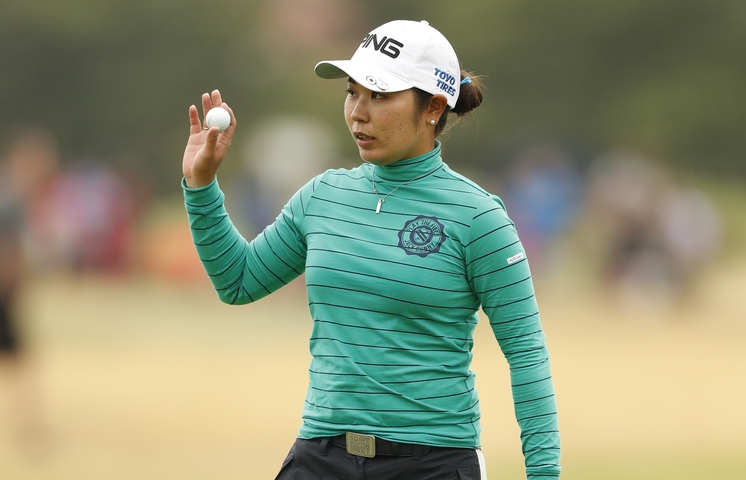 LPGA: Higa með nauma forystu þegar leik var frestað