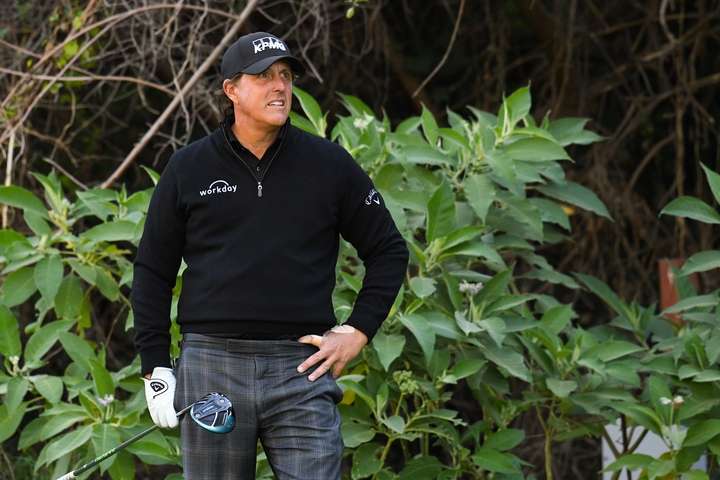 PGA: Phil Mickelson efstur á 12 höggum undir pari