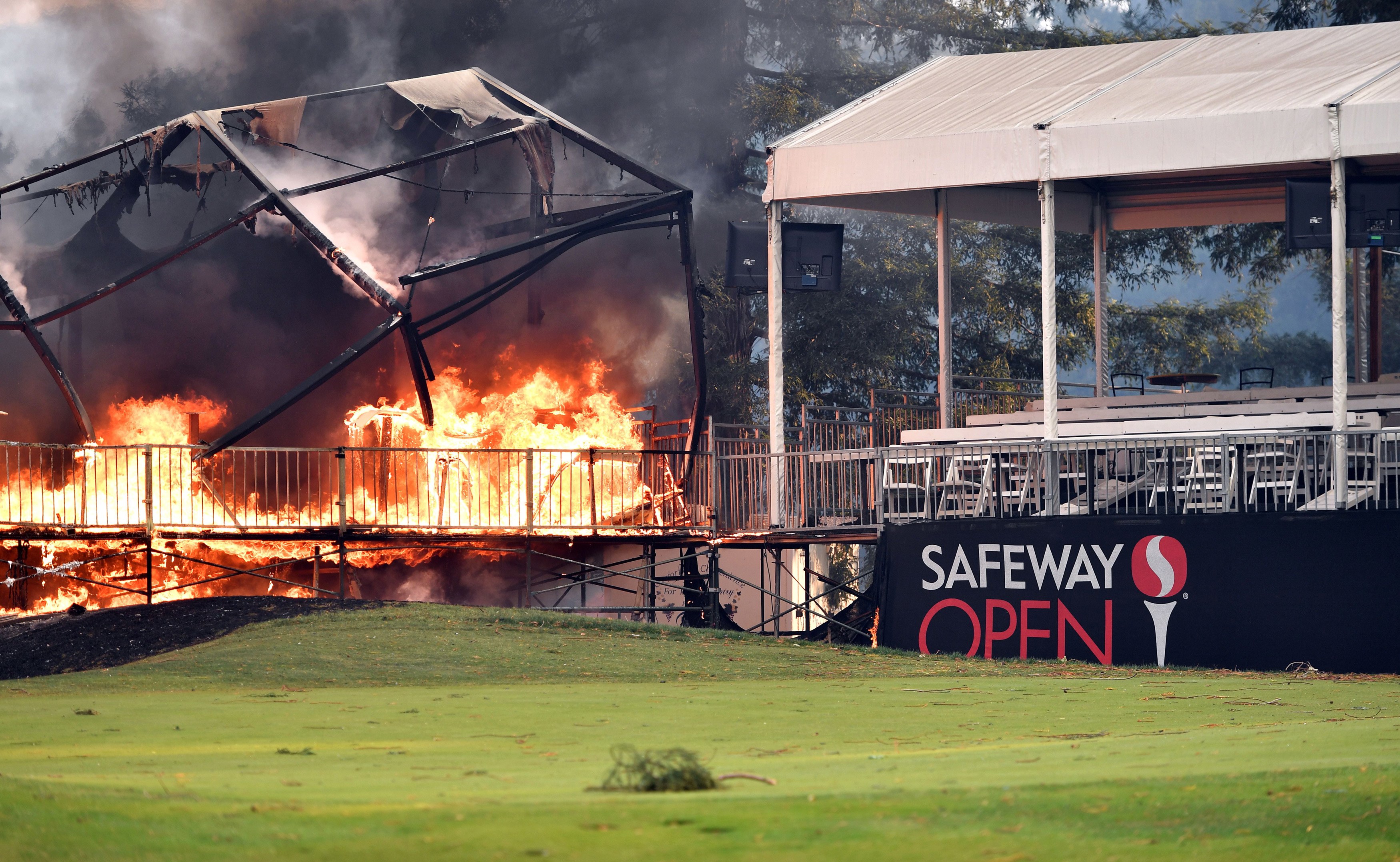 Eldur brenndi stúkur á Safeway Open