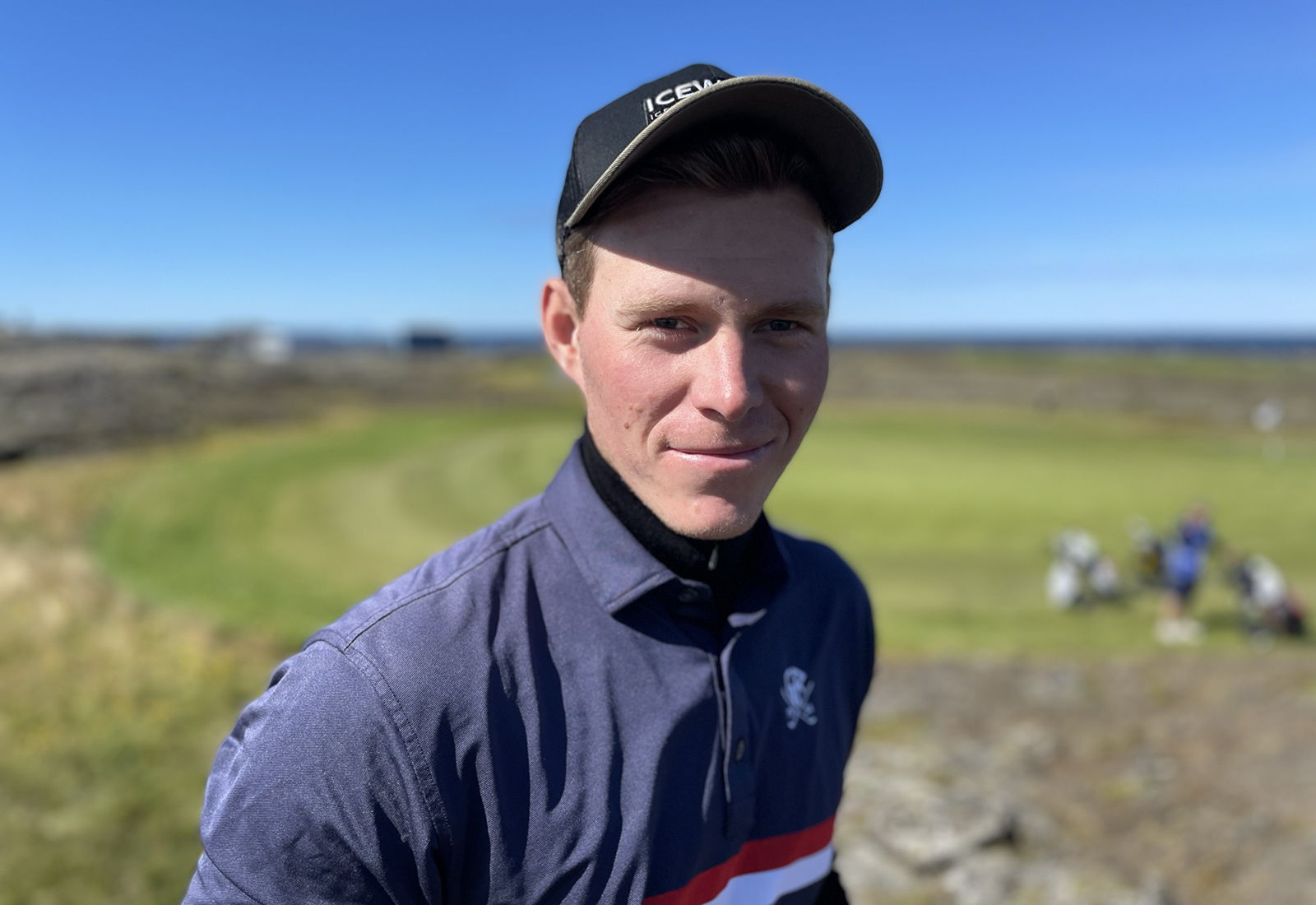 Tómas Eiríksson Hjaltested labbar 5. holuna með Kylfingi