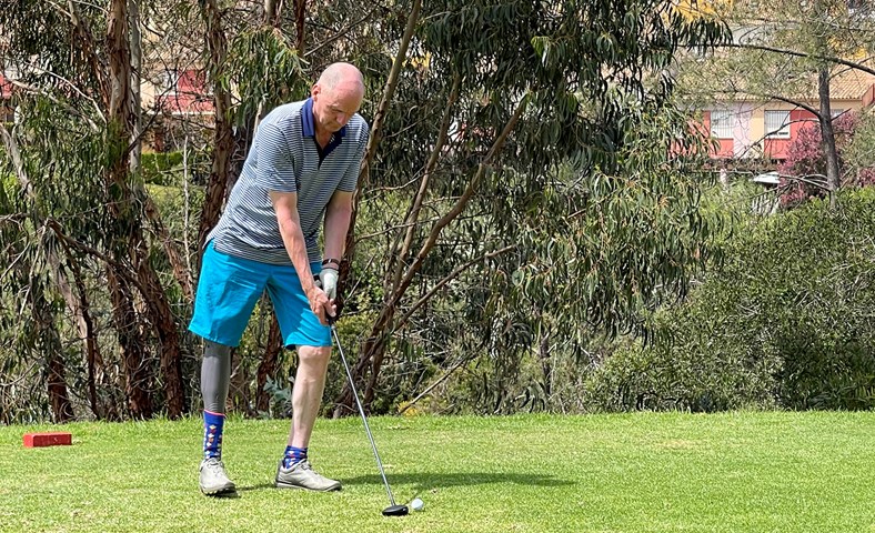 Sprangar um golfvellina á öðrum fæti 